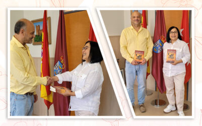 Entrega del libro al alcalde de Batres
