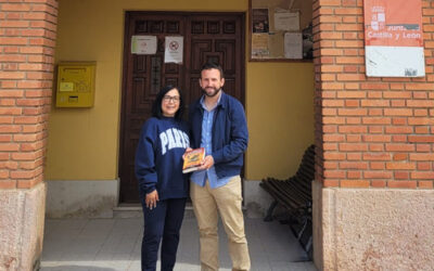 Entrega de libro al alcalde de Fuentepiñel