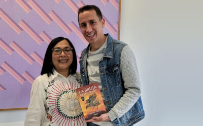 Entrega de libro al concejal de cultura de Fuenlabrada